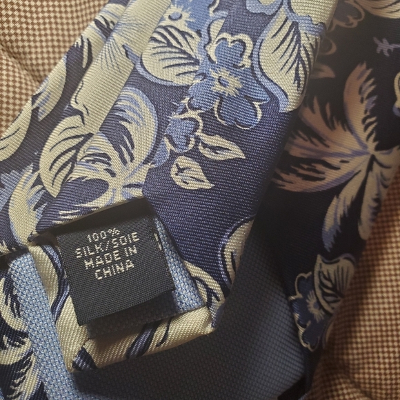 Mens Tommy Hilfiger Silk Hawaiian Navy Blue Hibiscus Print Neck Tie 3"x 57" - Picture 3 of 4